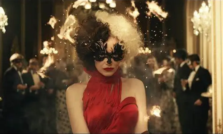 The Iconic Red Dress Emma Stone mengenakan gaun merah ikonik di film Cruella