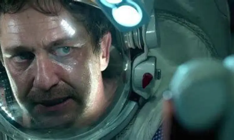Gerard Butler di stasiun luar angkasa dalam film Geostorm