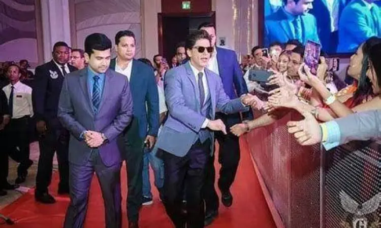 Kerumunan penonton film India di bioskop