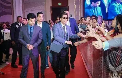 Penggemar Bollywood Indonesia Kerumunan penonton film India di bioskop