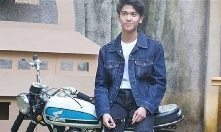 Iqbaal Ramadhan memerankan tokoh Dilan dengan jaket jeans ikoniknya
