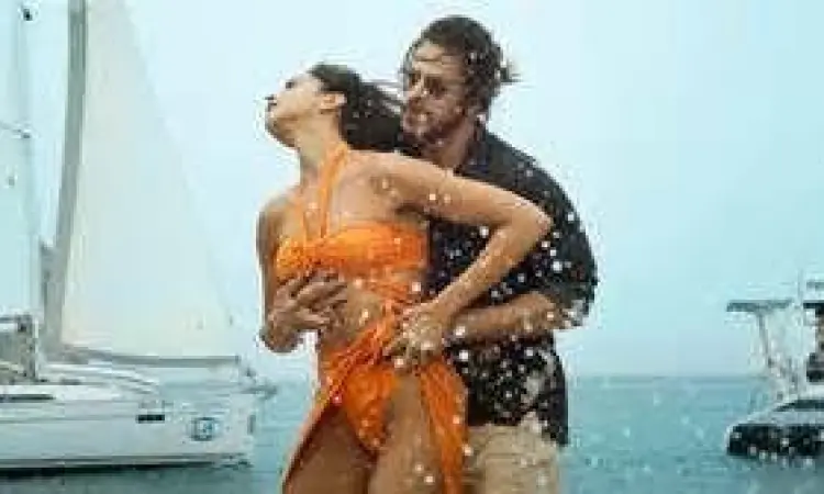 Deepika Padukone dalam lagu Besharam Rang