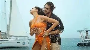 Deepika Padukone di Film Pathan Deepika Padukone dalam lagu Besharam Rang