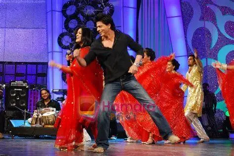 Shah Rukh Khan sebagai Raj Adegan Raj menari di panggung