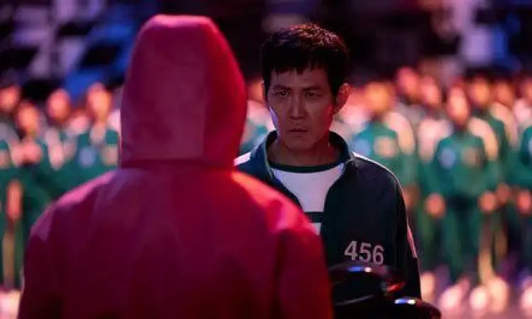 Para pemain baru Squid Game Season 2 berbaris dengan kostum peserta