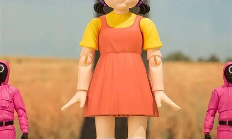 Boneka raksasa Young-hee dengan sensor mata merah