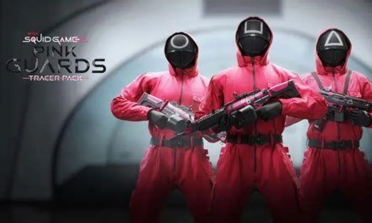 Para penjaga bertopeng merah muda dalam Squid Game