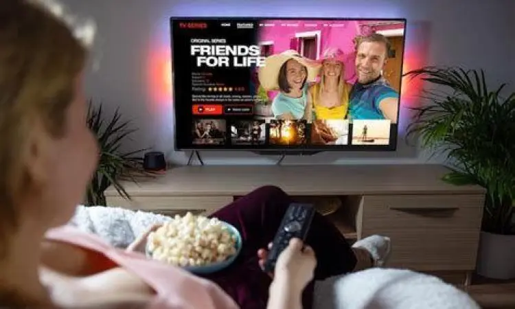 Seseorang sedang menonton film dengan subtitle Indonesia di laptop