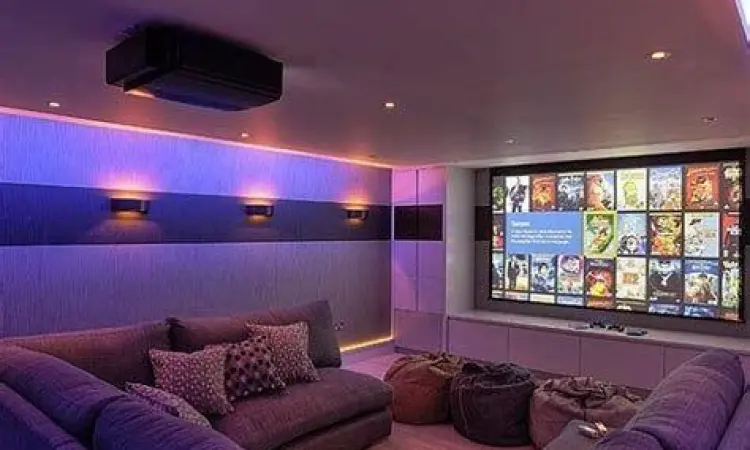 Home Cinema Setup Ruang menonton film yang nyaman dengan pencahayaan hangat