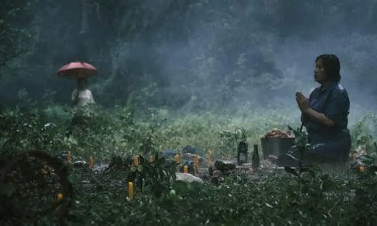 Ritual Shamanisme The Medium Adegan ritual shamanisme di film The Medium