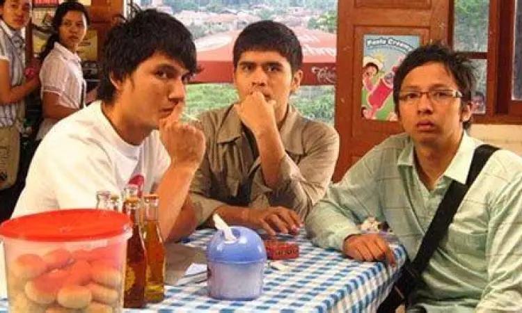 Suasana pesta remaja khas film tahun 2000an