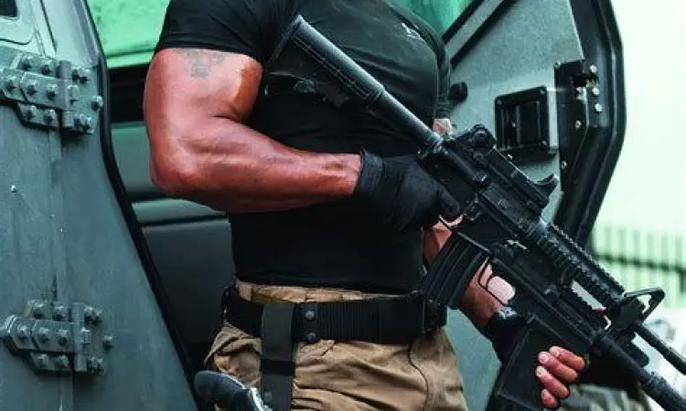 Dwayne Johnson sebagai Luke Hobbs di Fast Five
