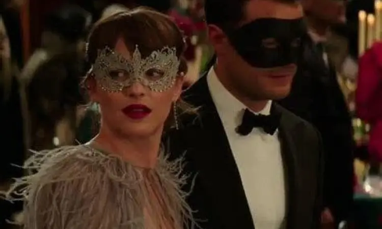 Adegan pesta topeng di film Fifty Shades Darker