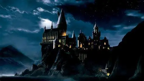 Kastil Hogwarts Pemandangan Kastil Hogwarts yang megah