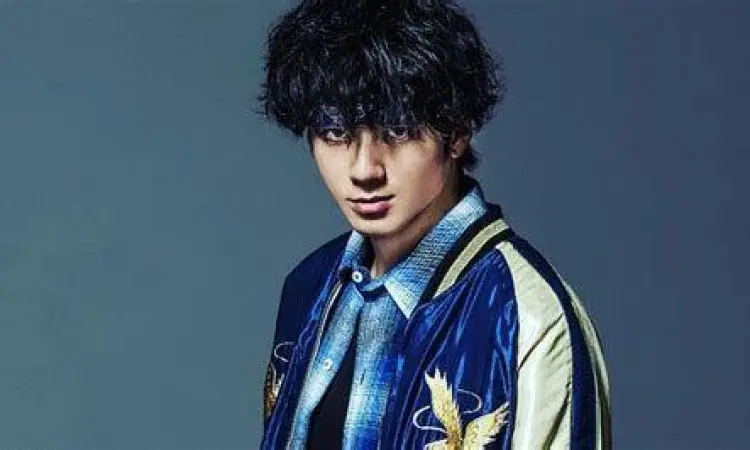 Yoshiki Murayama duduk di sofa ikonik SMA Oya