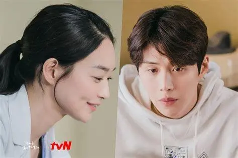 Chemistry Dimple Couple Interaksi romantis Shin Min-ah dan Kim Seon-ho di pinggir pantai