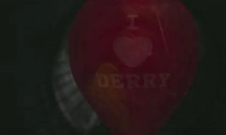 Simbol Pennywise Balon merah ikonik di jalanan kota Derry