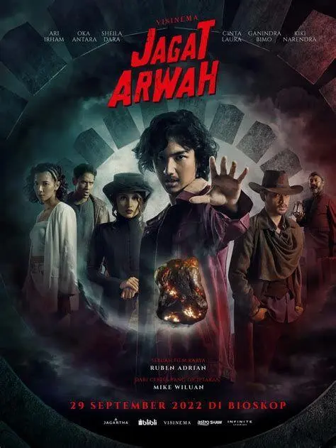 Aksi Ari Irham di Jagat Arwah Ari Irham memerankan karakter Raga dalam film Jagat Arwah