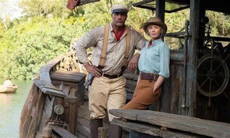 Aksi Dwayne Johnson dan Emily Blunt Dwayne Johnson dan Emily Blunt dalam adegan film Jungle Cruise