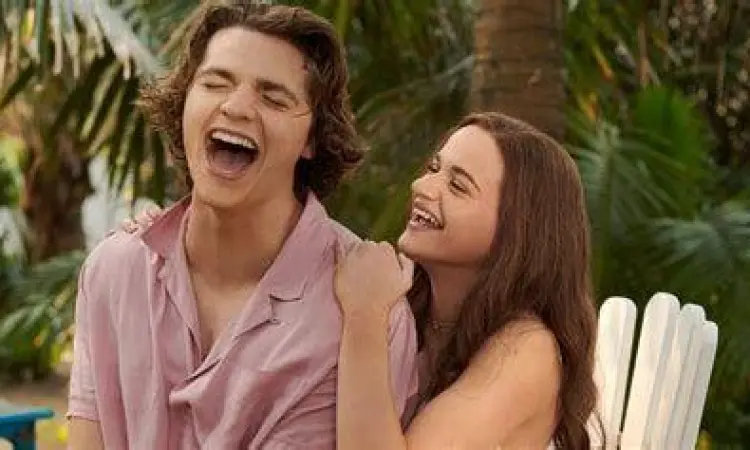 Elle Noah dan Lee di pinggir pantai dalam film Kissing Booth 3