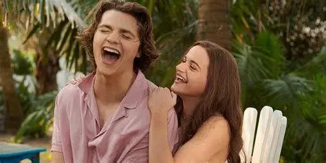 Karakter Utama Kissing Booth 3 Elle Noah dan Lee di pinggir pantai dalam film Kissing Booth 3