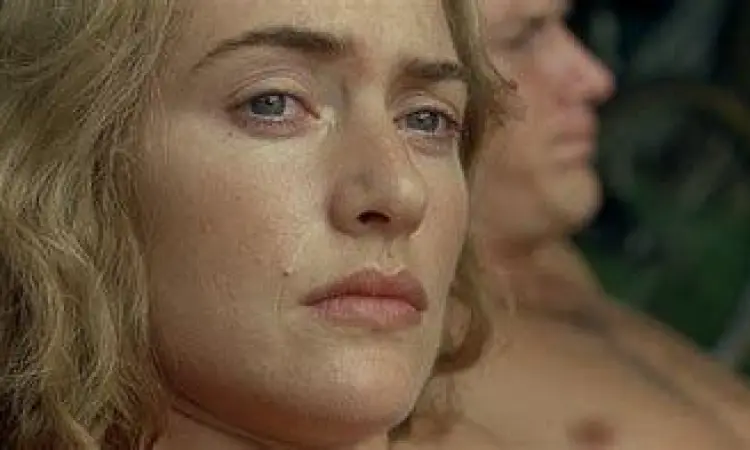 Kate Winslet dalam adegan film Little Children