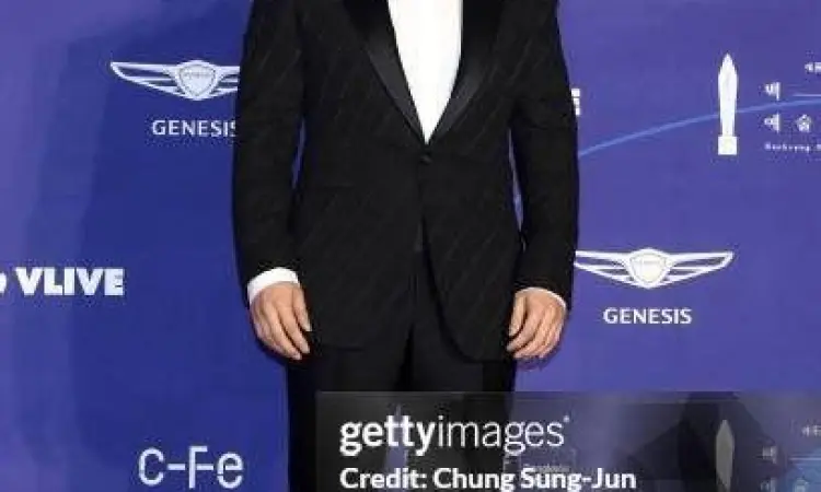 Aktor Bae Seong-woo Bae Seong-woo sebagai pendeta di Metamorphosis