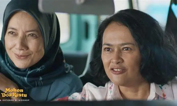 Cut Mini dan Sarah Sechan dalam adegan film