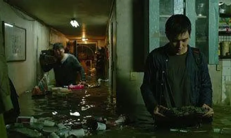 Kontras Kelas Sosial Parasite Perbandingan rumah keluarga kaya dan miskin di film Parasite