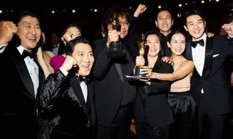 Kemenangan Bersejarah Parasite Bong Joon-ho memegang piala Oscar untuk film Parasite