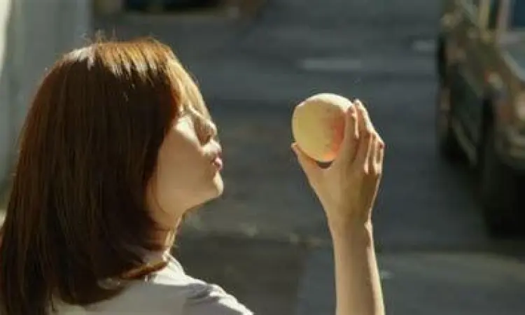 Adegan buah persik yang ikonik dalam film Parasite